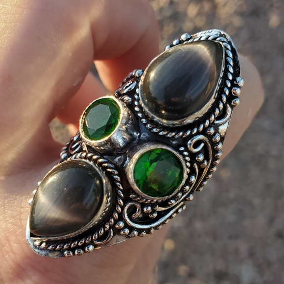New Cat Eye & Peridot Silver Statement Ring. - Picture 16 of 16